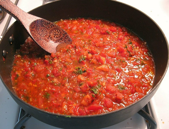 Томатный соус на сковороде с овощами. / Фото: syl.ru