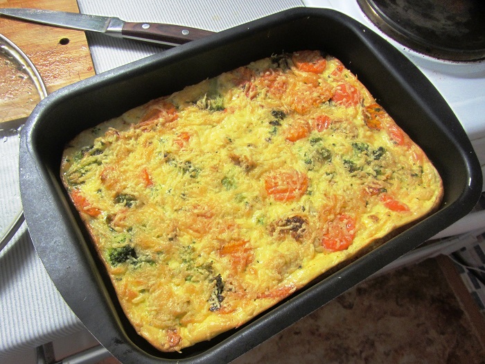 Посыпьте запеканку сверху сыром. / Фото: warball.ru Посыпьте запеканку сверху сыром. / Фото: warball.ru