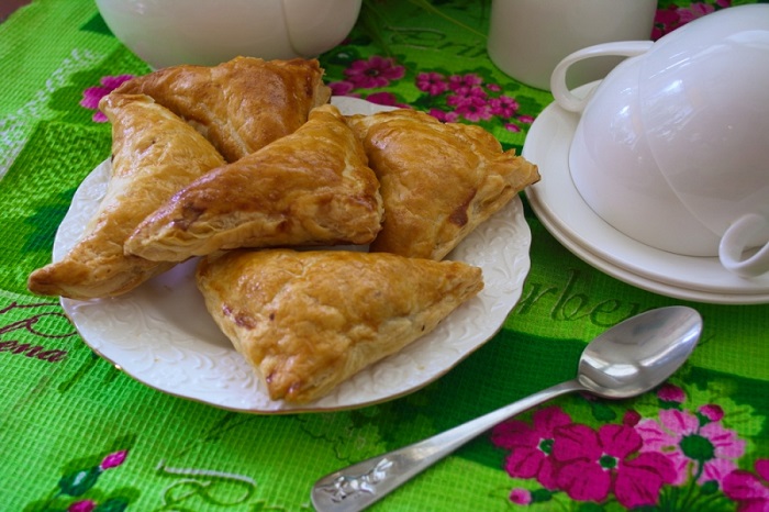 Можно сделать пирожки в виде треугольников. / Фото: povar.ru Можно сделать пирожки в виде треугольников. / Фото: povar.ru