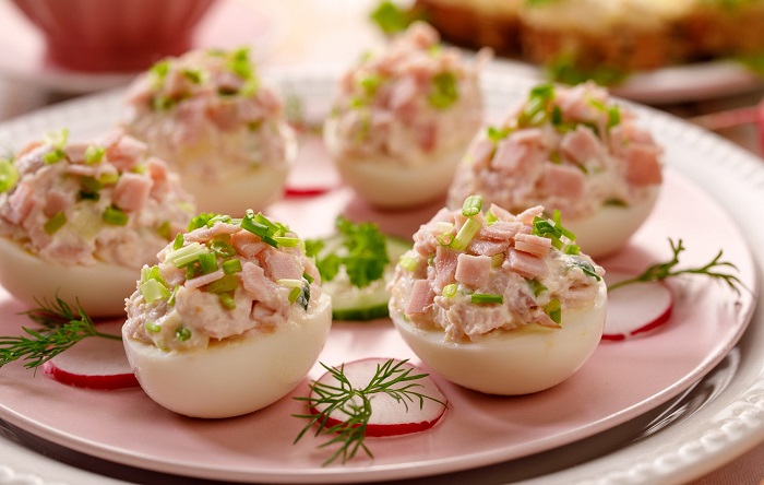 Положите в половинки яиц остатки оливье. / Фото: lifehacker.ru Положите в половинки яиц остатки оливье. / Фото: lifehacker.ru