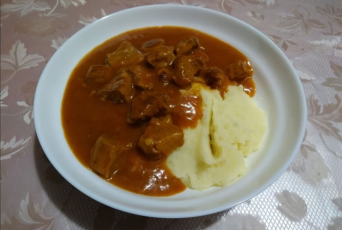 Гуляш часто подавали с картофельным пюре Гуляш часто подавали с картофельным пюре