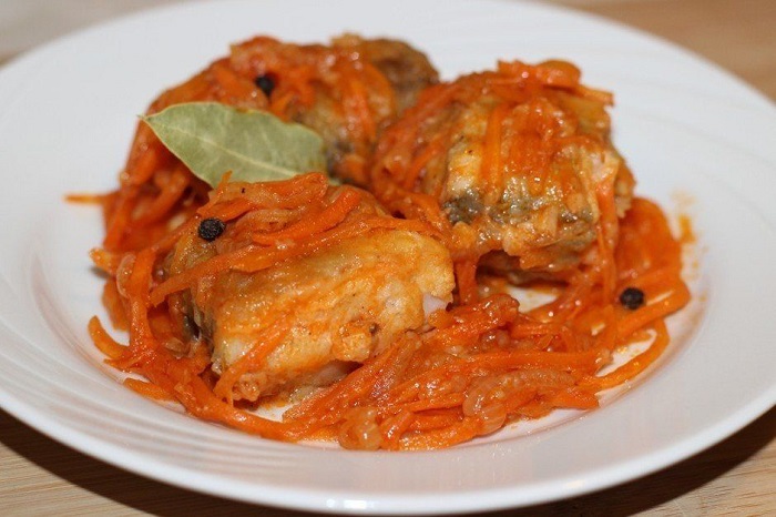 Рыбу подавали под шубой из лука и моркови Рыбу подавали под шубой из лука и моркови