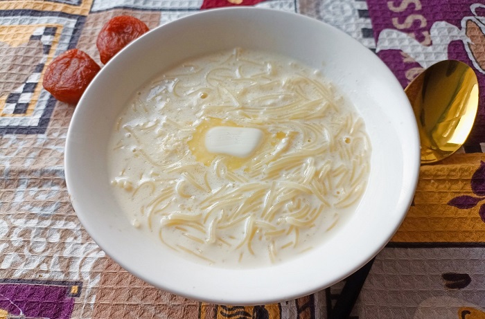 В молочный суп добавляют кусочек сливочного масла В молочный суп добавляют кусочек сливочного масла