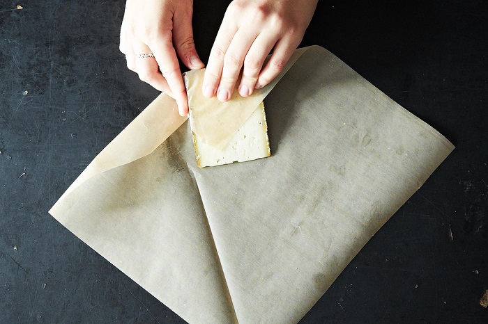 Сыр лучше хранить в пергаментной бумаге. / Фото: fb.ru