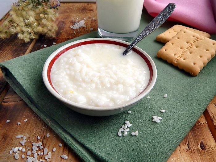 Молочную рисовую кашу можно есть с печеньем. / Фото: cookpad.com