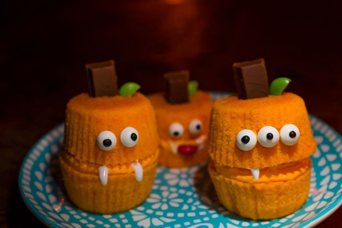 Нужно скрепить по два кекса между собой Нужно скрепить по два кекса между собой