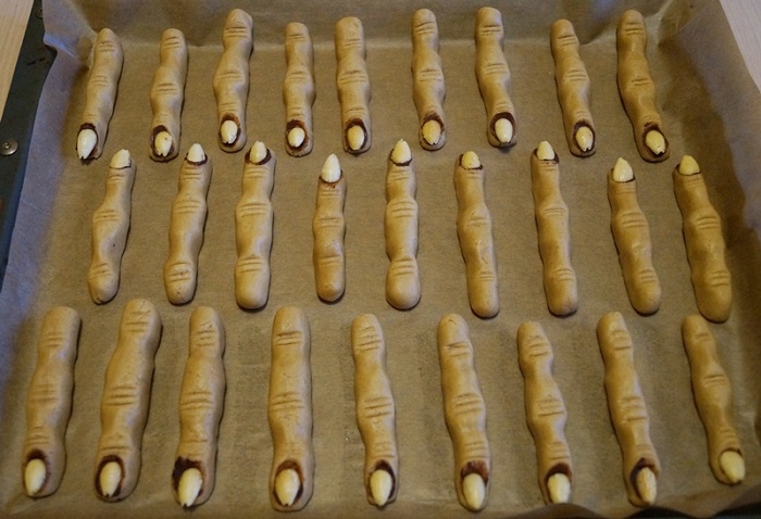 Выложите тесто в виде пальцев на противень Выложите тесто в виде пальцев на противень