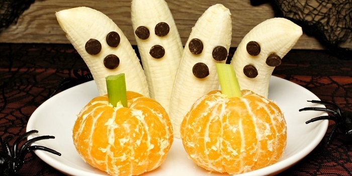 Рожицы удобно делать из шоколадных капель Рожицы удобно делать из шоколадных капель