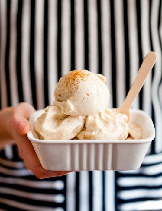 Мороженое можно готовить без специальных формочек. / Фото: dailybaby.ru