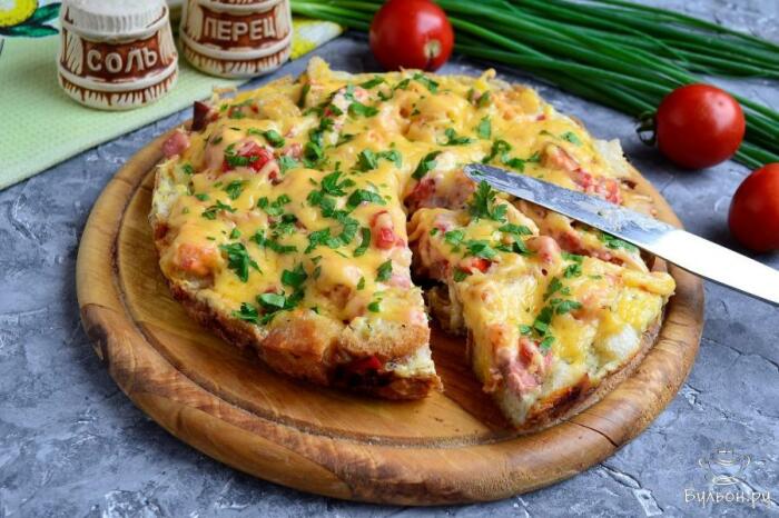 В основе быстрой пиццы на сковороде лежит хлеб. / Фото: buljon.ru