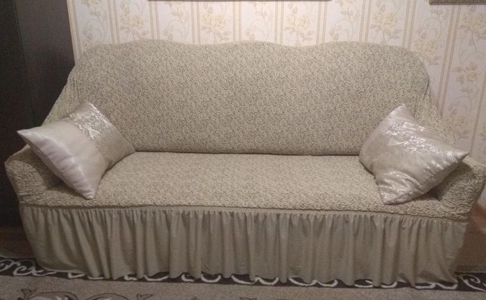 Чехол плохо закрепляется на диване. / Фото: pleddd.ru