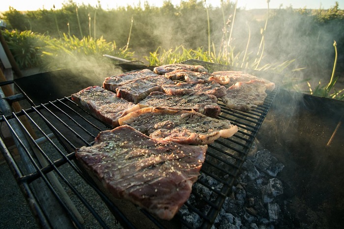 Мясо в Южной Африке жарят на специальном гриле. / Фото: kimkim.com