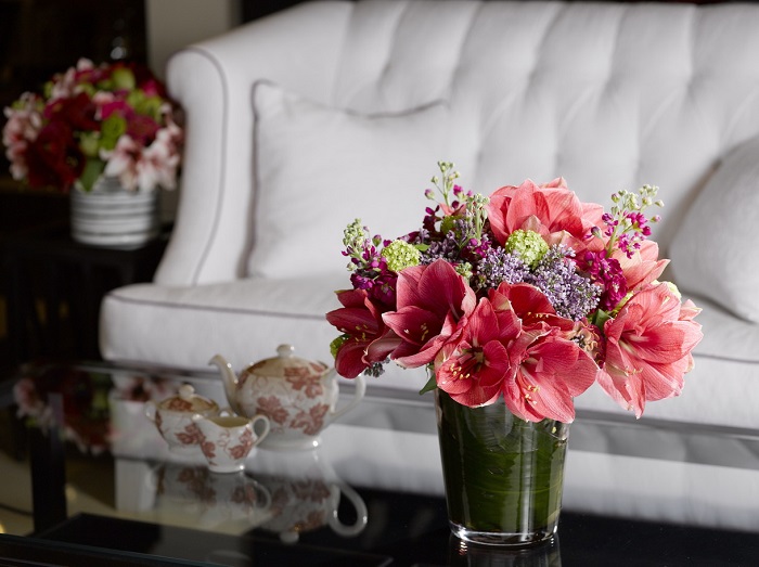 Букет живых цветов становится красивым акцентом в комнате. / Фото: flowers-factory.ru