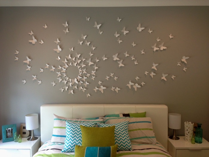 Бумажные бабочки на стене в спальне. / Фото: pinterest.com