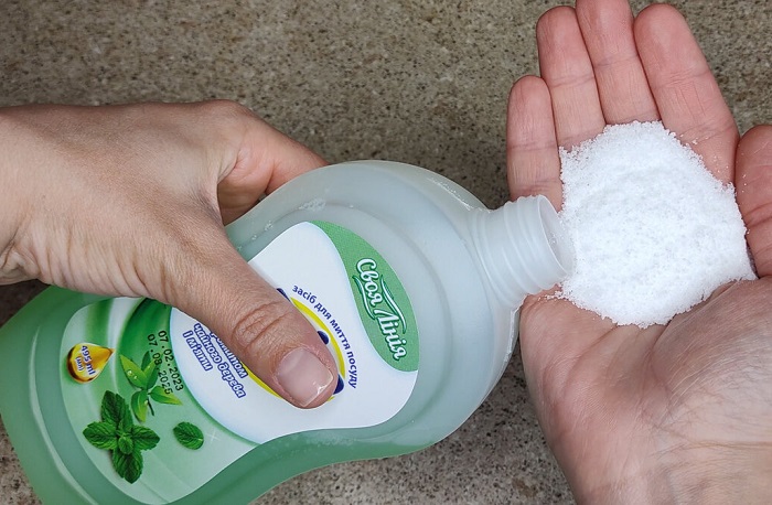 Добавьте соль в средство для посуды