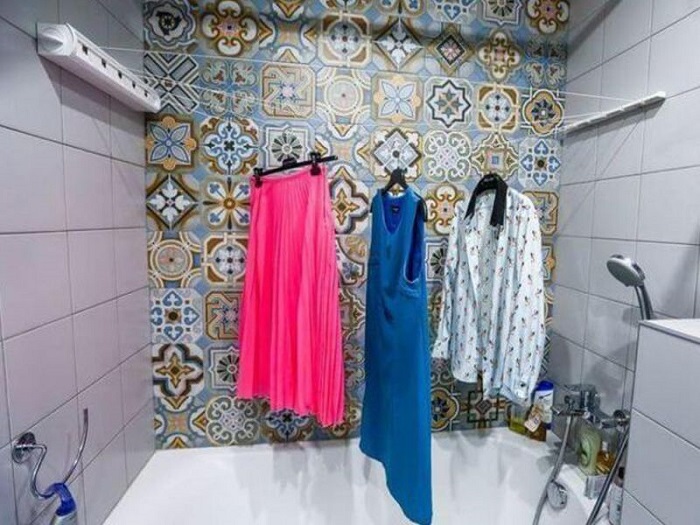 Развесьте вещи в ванной и включите горячую воду
