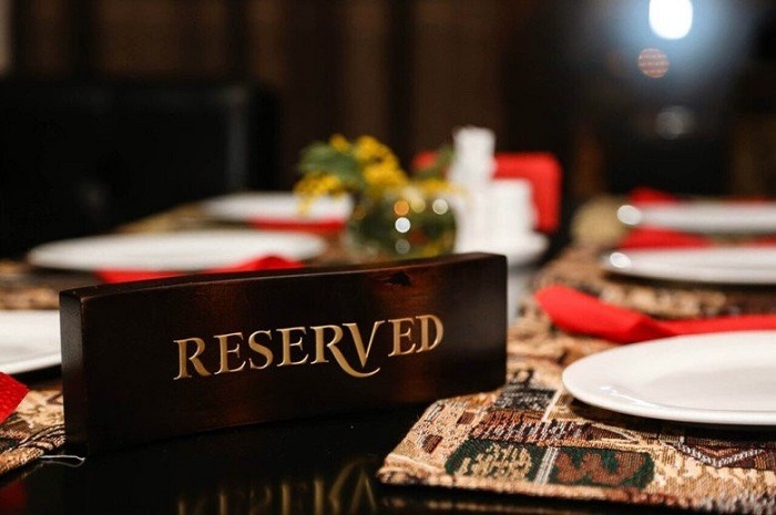 За столы с табличкой «Reserved» официанты сажают большие компании. / Фото: chelife.ru