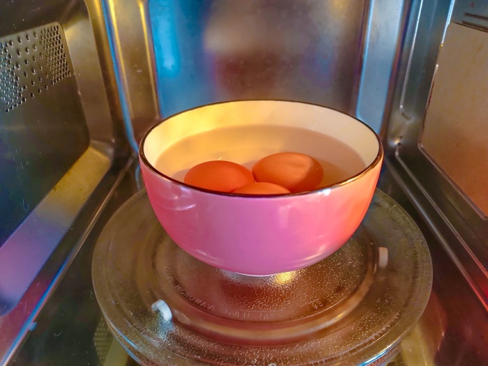 Яйца могут взорваться. / Фото: 1000.menu Яйца могут взорваться. / Фото: 1000.menu