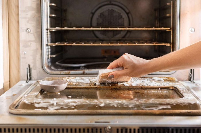 Нанесите смесь из соды и воды на загрязненные участки