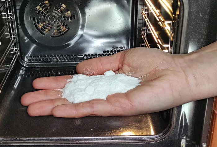 Соль отлично справляется со свежими пятнами