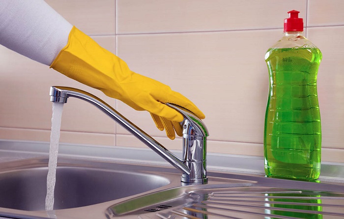 Средство для мытья посуды лучше использовать исключительно по прямому назначению. / Фото: sunway.su