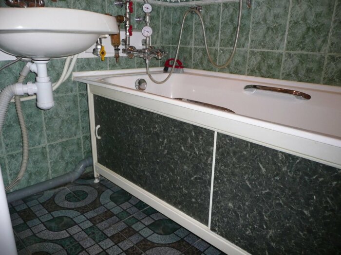 Обычный экран - традиционное решение для закрытия пространства под ванной. / Фото: good-master24.ru