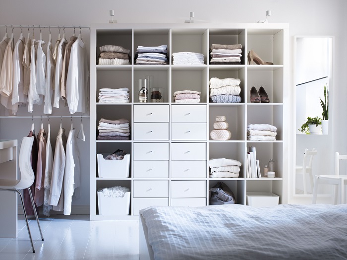 Как хранить одежду, если нет шкафа