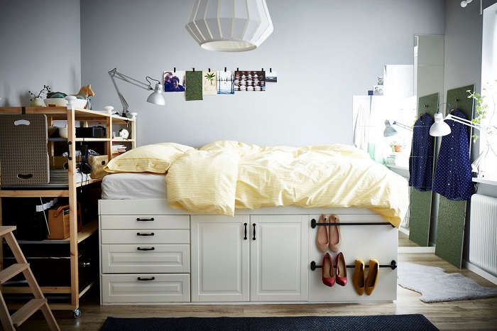В подиуме под кроватью можно сделать полноценный шкаф. / Фото: divan50.intranet.hhw.ru
