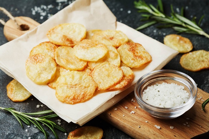 Картофельные чипсы с солью. / Фото: grandgames.net