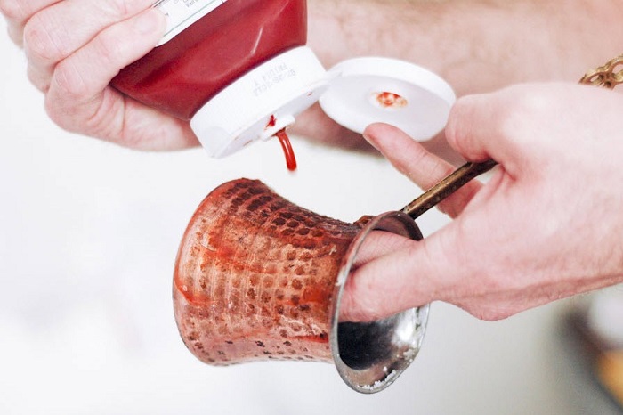 С помощью кетчупа получится очистить металлическую турку. / Фото: about-tea.ru
