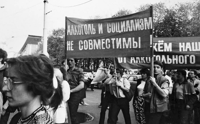 Антиалкогольная кампания Горбачева. / Фото: alternathistory.ru