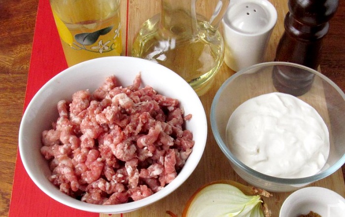 Добавьте в фарш немного сметаны. / Фото: patee.ru