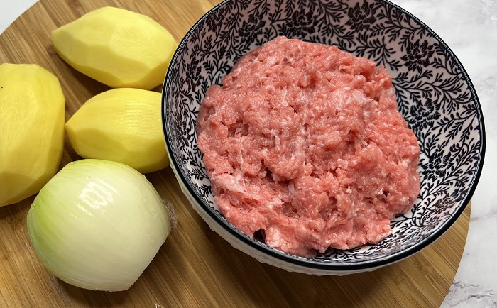 Кладите в фарш не только лук, но и картофель. / Фото: YouTube