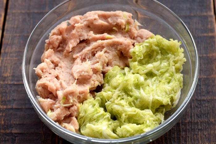 Тщательно перемешайте мясо вместе с натертым кабачком. / Фото: dzen.ru