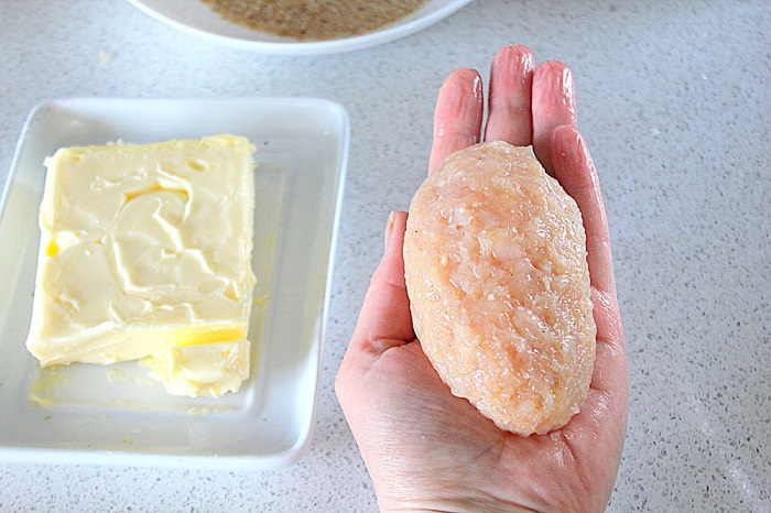 Заверните в фарш кусочек сливочного масла. / Фото: sovkusom.ru