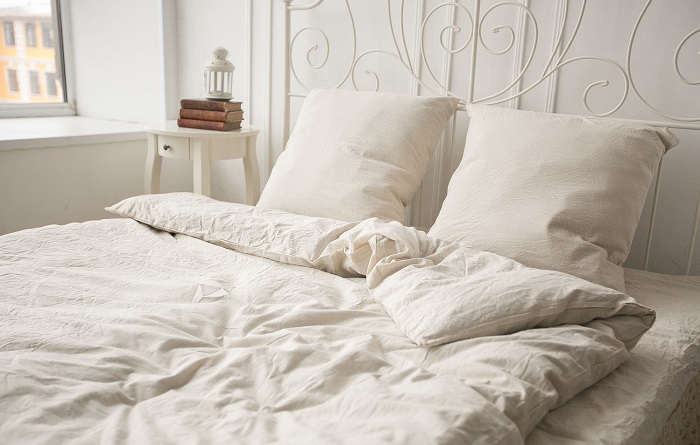 Льняное постельное белье на кровати. / Фото: inet-shops.ru