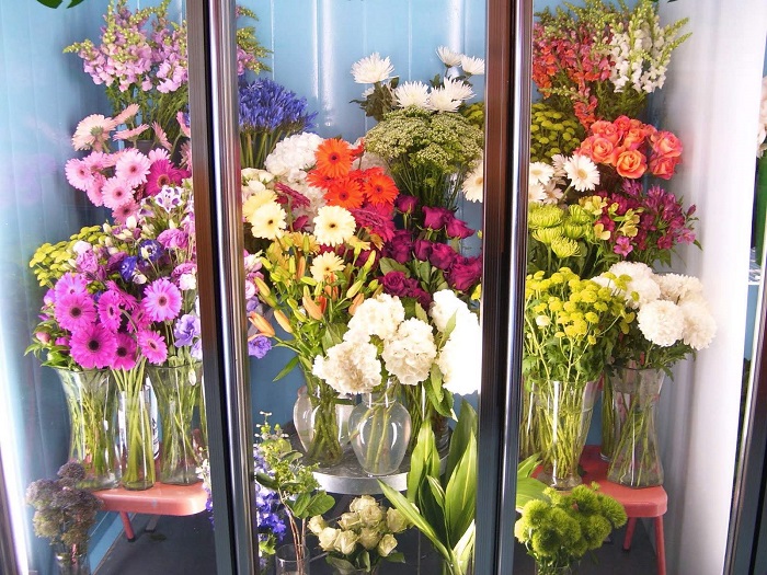 В магазинах цветов букеты часто хранят в холодильнике. / Фото: tut-magaz.ru