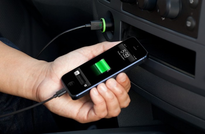 Автомобильное зарядное для телефона выручит в любой ситуации. / Фото: setphone.ru