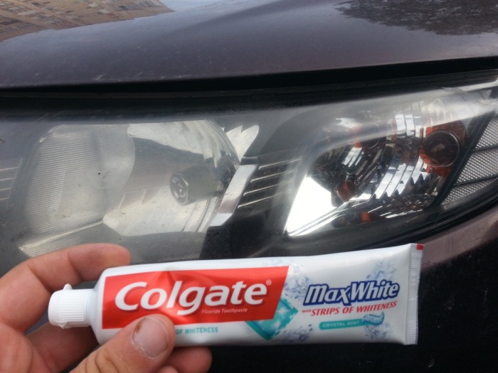 Зубной пастой можно отполировать фары. / Фото: irecommend.ru
