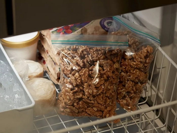 Очищенные грецкие орехи лучше хранить в холодильнике. / Фото: orchardo.ru