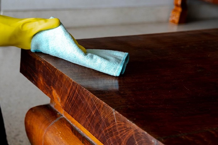Не смачивайте салфетку в уксусе для чистки полированной мебели. / Фото: loftecomarket.ru