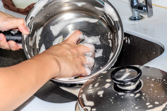 Кастрюлю из нержавеющей стали лучше мыть обычной жидкостью для посуды. / Фото: remontu.com.ua