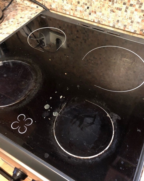 Плита из стеклокерамики сложная в уходе. / Фото: kitchenok.ru
