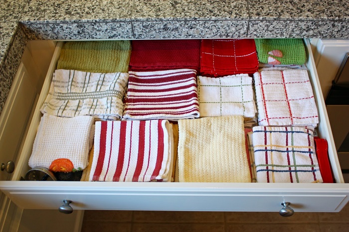  Кухонные полотенца удобно хранить в ящике. / Фото: pinterest.com