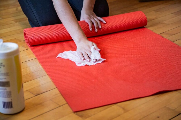 Коврик для йоги нужно дезинфицировать после каждой тренировки. / Фото: yogagoods.ru
