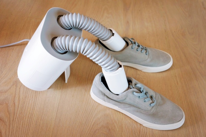 Прибором можно сушить обувь из любых материалов. / Фото: na-am.ru