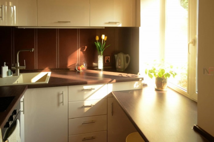 Из-за солнечных лучей выгорает краска. / Фото: design-homes.ru