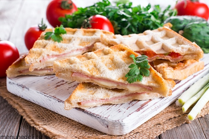 Готовые бутерброды разрежьте на треугольники. / Фото: fb.ru