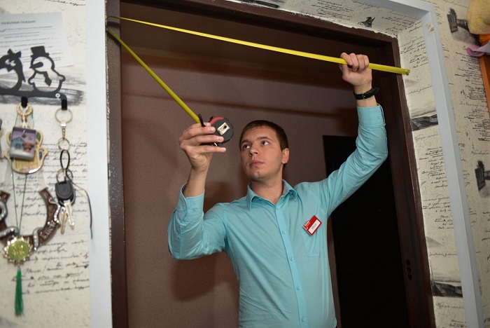 Измерьте рулеткой дверные проемы. / Фото: sport-snaryazhenie.ru