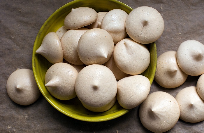 Безе получается хрустящим снаружи и нежным внутри Безе получается хрустящим снаружи и нежным внутри